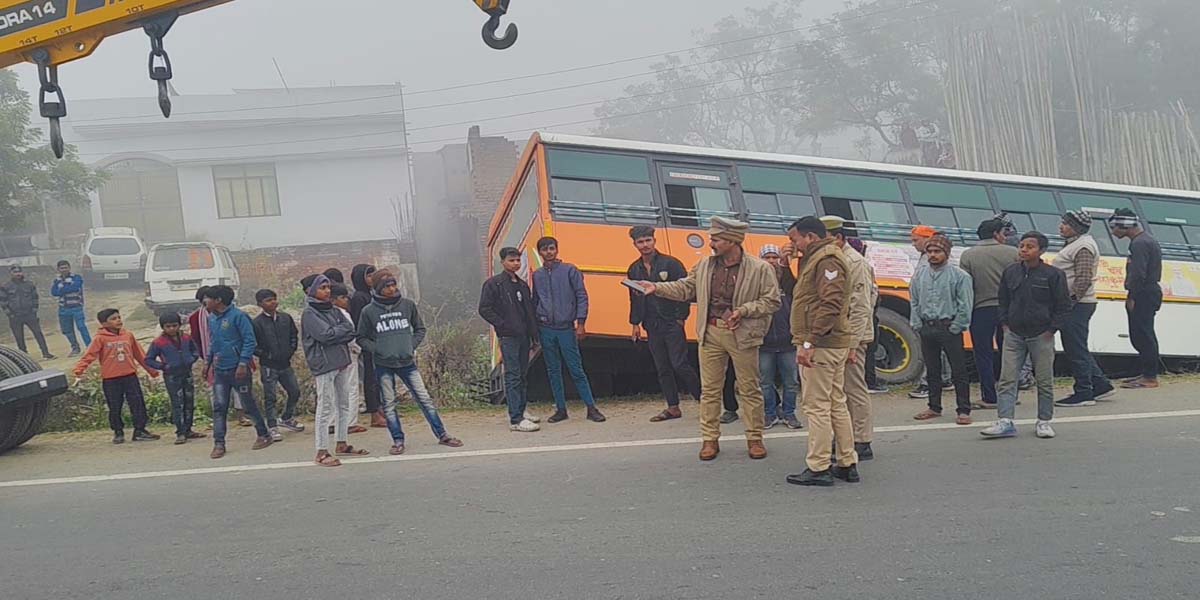 Bus accident on Lucknow-Delhi highway, all passengers rescued safely