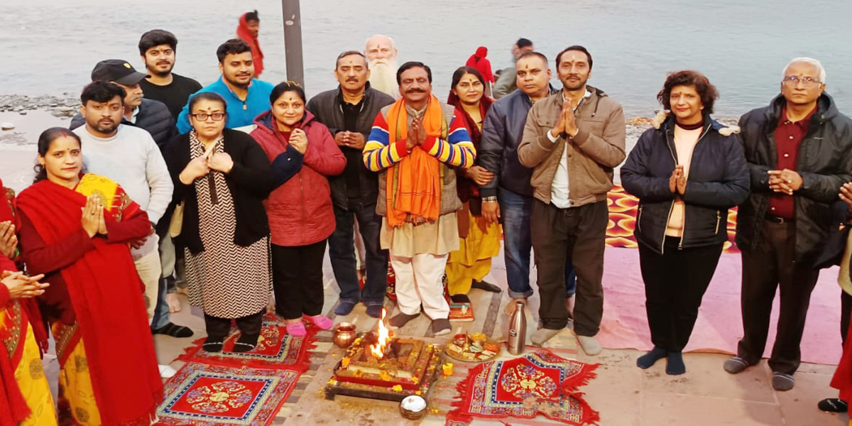 Women prayed for speedy recovery of the injured in Kumbh, Ganga Aarti