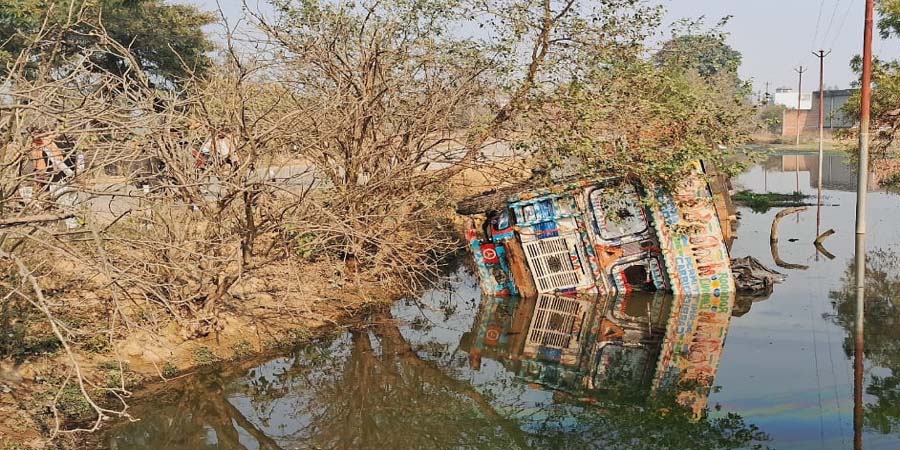 Fierce collision between truck and eco car, driver seriously injured