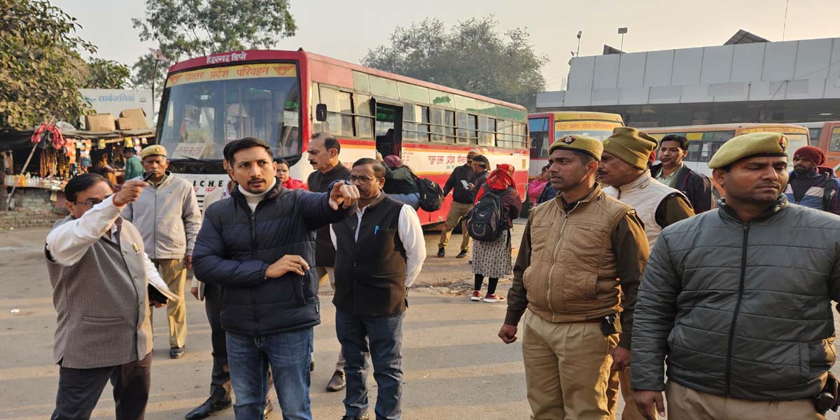 District Magistrate inspected Kaiserbagh bus station and laid emphasis on ease of traffic.