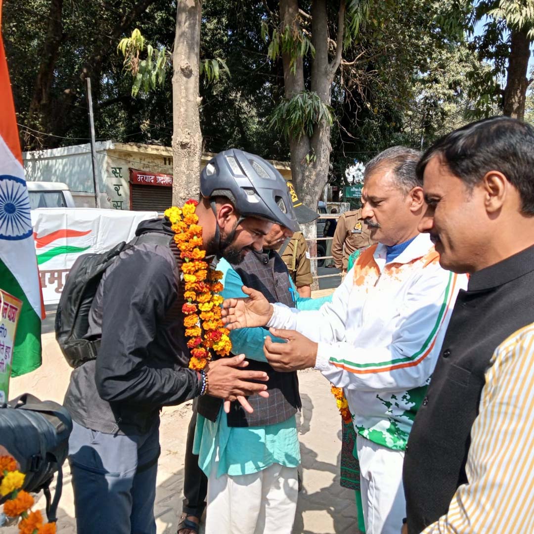 Honor to martyrs: District Magistrate gives green signal to Abhishek's 47,000 km cycle journey