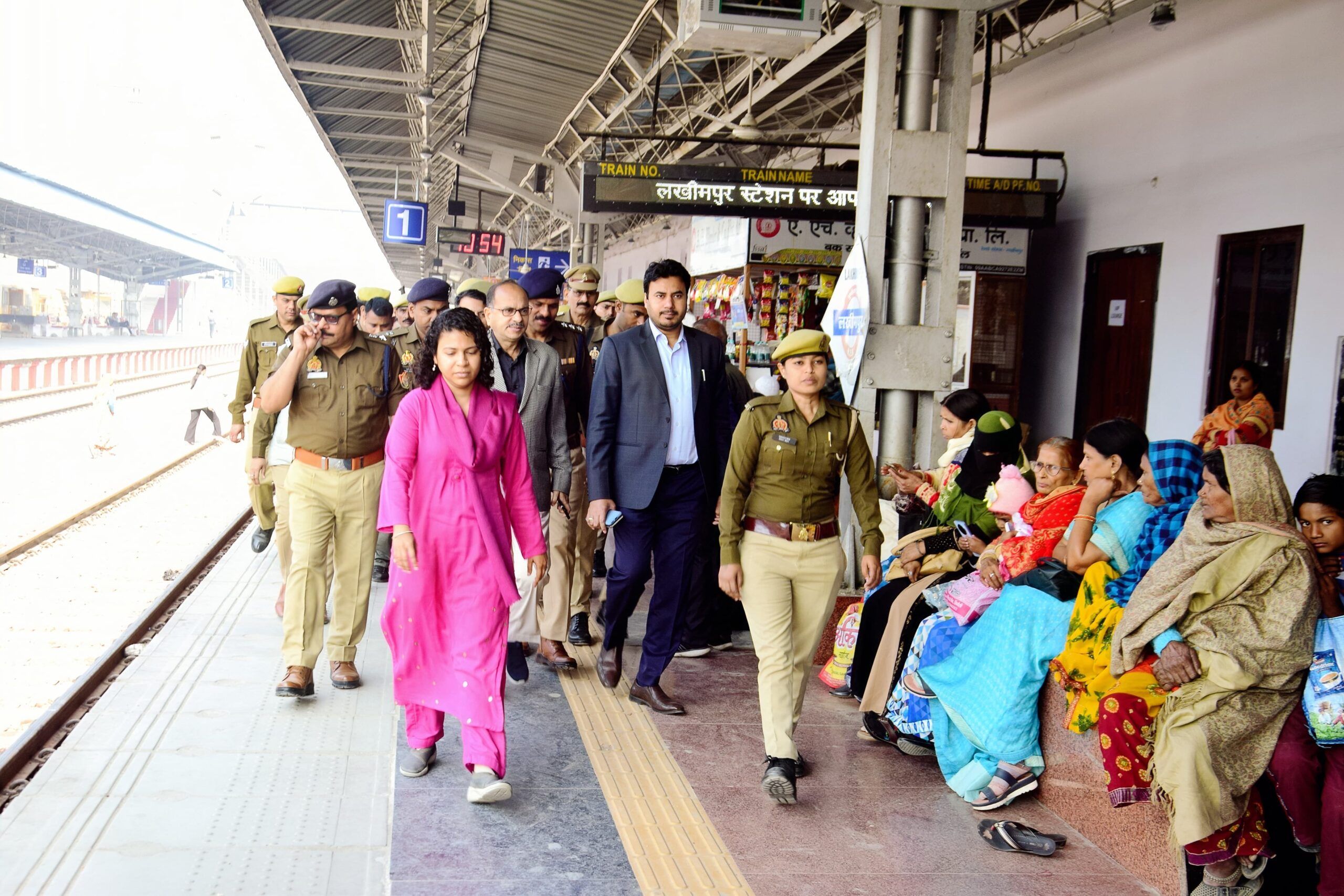 DM inspected railway station, roadways bus station, instructions to ensure safety of devotees and passengers