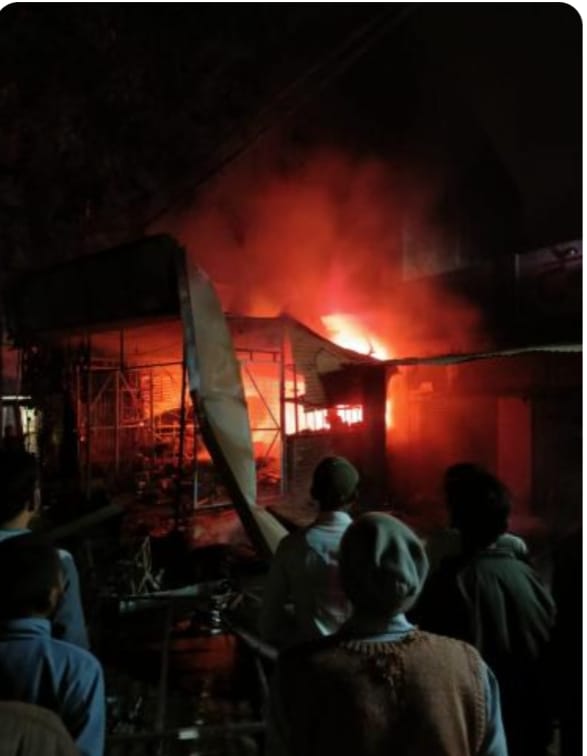 Massive fire in electronics showroom, everything destroyed before fire brigade reached