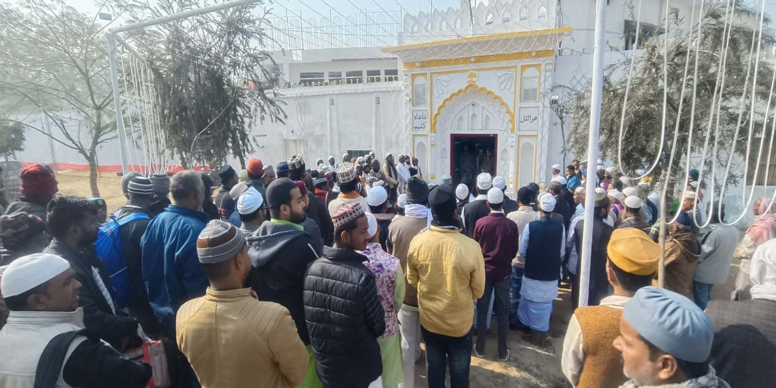 The annual Urs-e-Kalimi was inaugurated by the Sajjadanshin with the ritual of hoisting the flag at Khanqah-e-Kalimiyya.