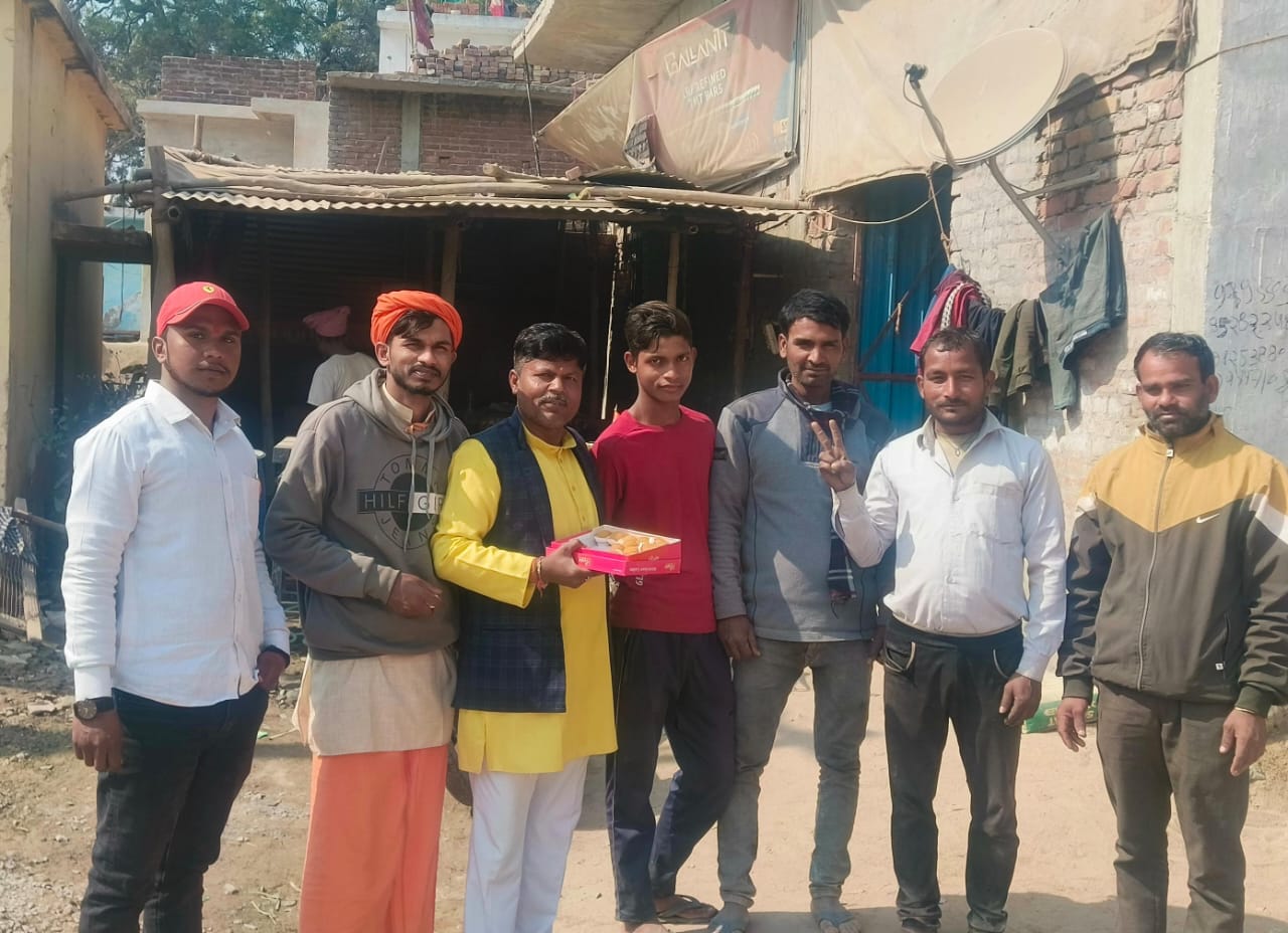 Ramjas Manjhi, international president of Majhi Mazwar Samaj, distributed sweets on the victory of BJP.