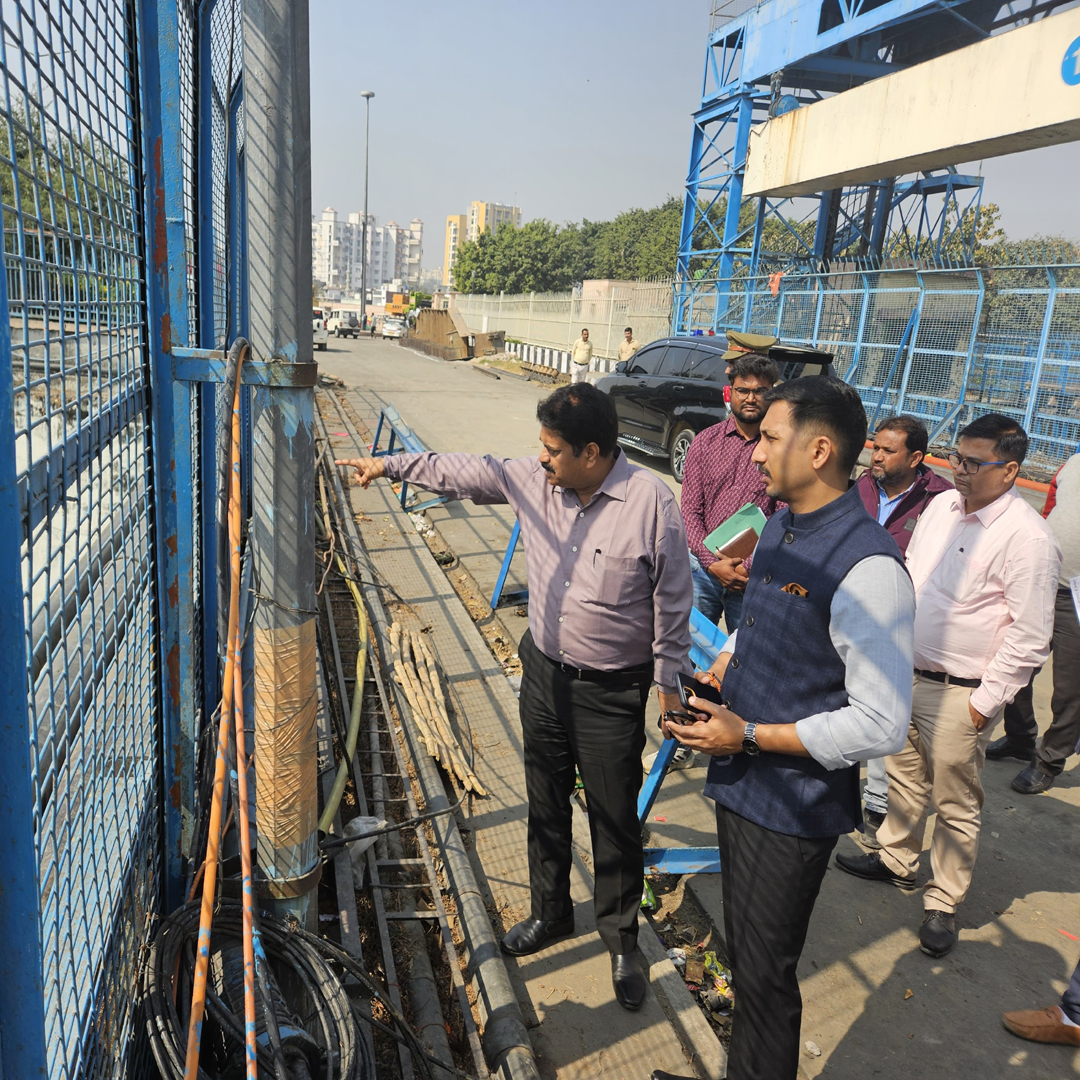 District Magistrate Lucknow inspected the construction of Gomti Barrage and Awadh intersection underpass.