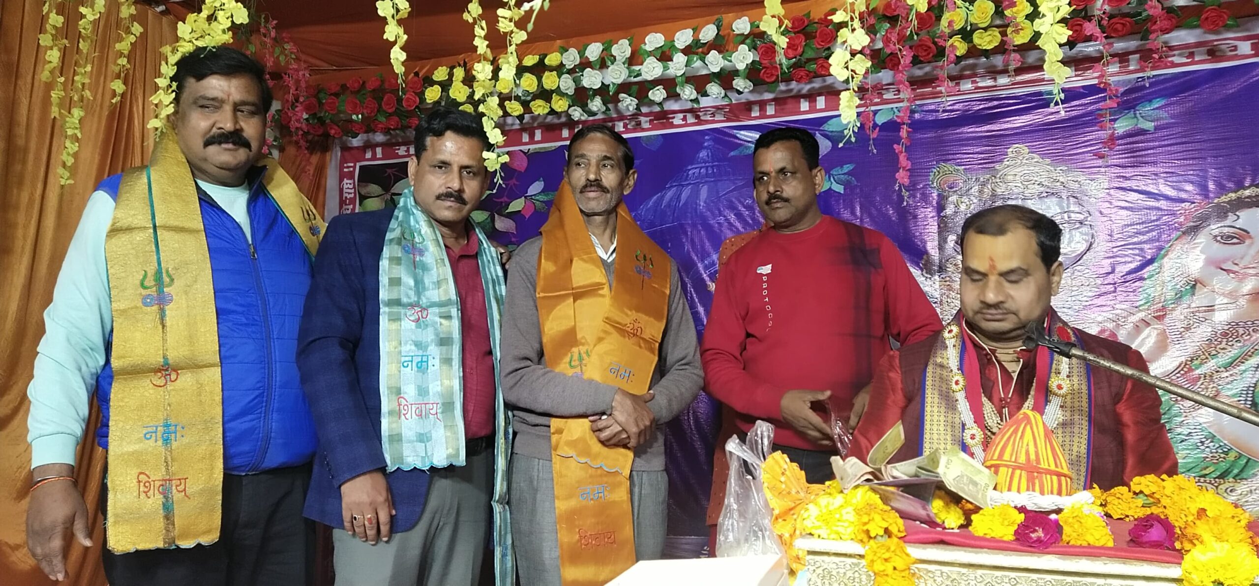 Shrimad Bhagwat Katha in Shahjahanpur: Devotees showered flowers on the marriage of Shri Krishna-Rukmani.