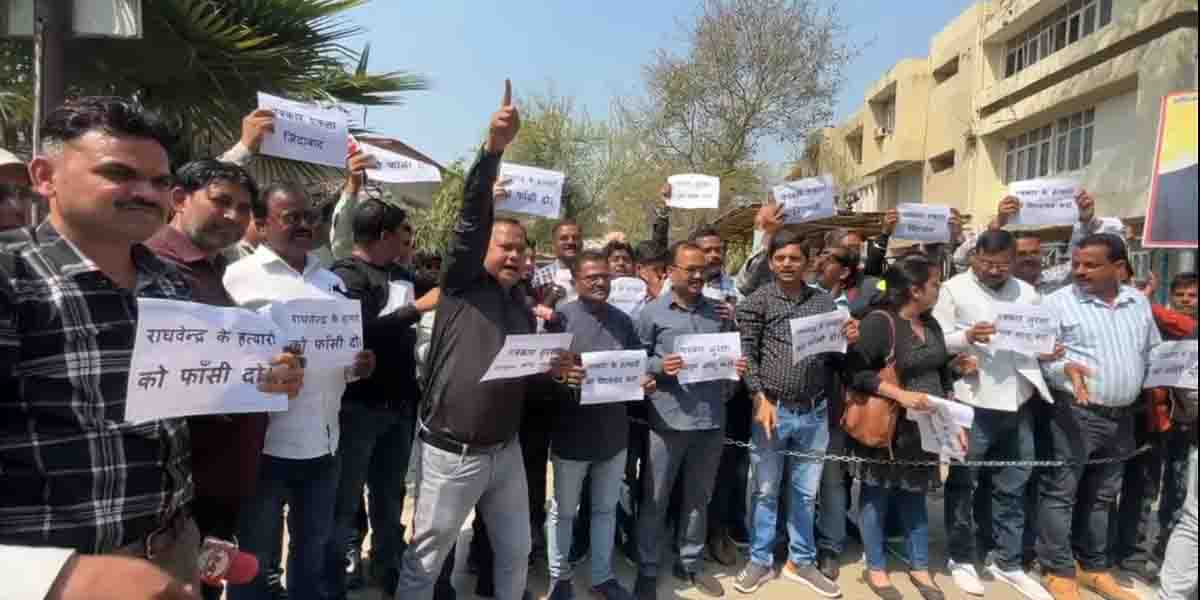 Journalists of Shahjahanpur staged a sit-in protest against the brutal murder of a journalist on Holi