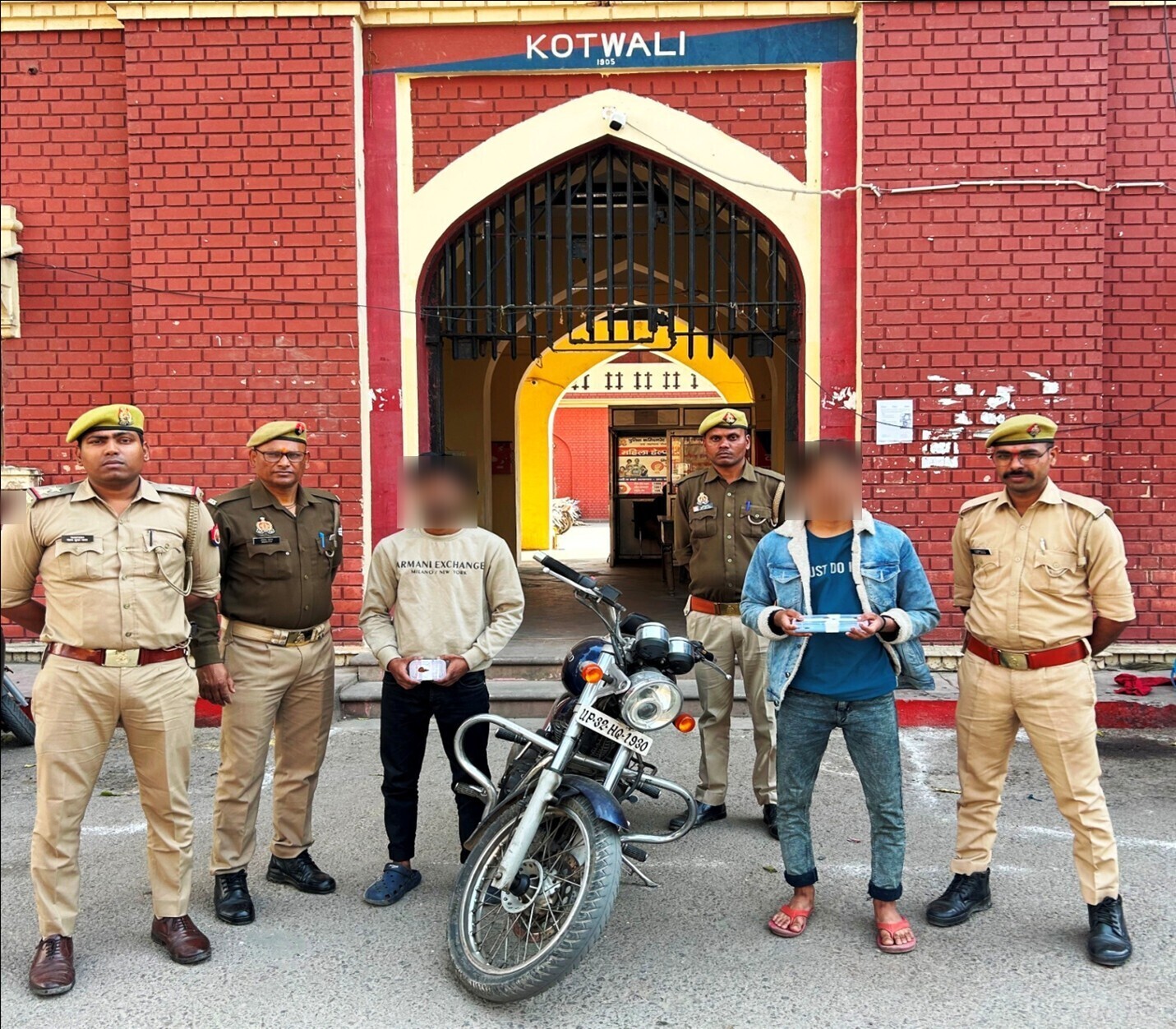 Lucknow Police arrested two vicious mobile snatchers, recovered stolen goods