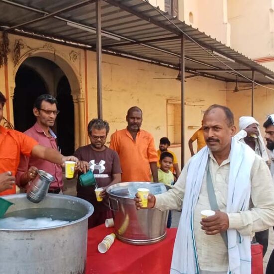 "Ek Kulhad Chai" organization distributes sherbet to Ram devotees in Ayodhya