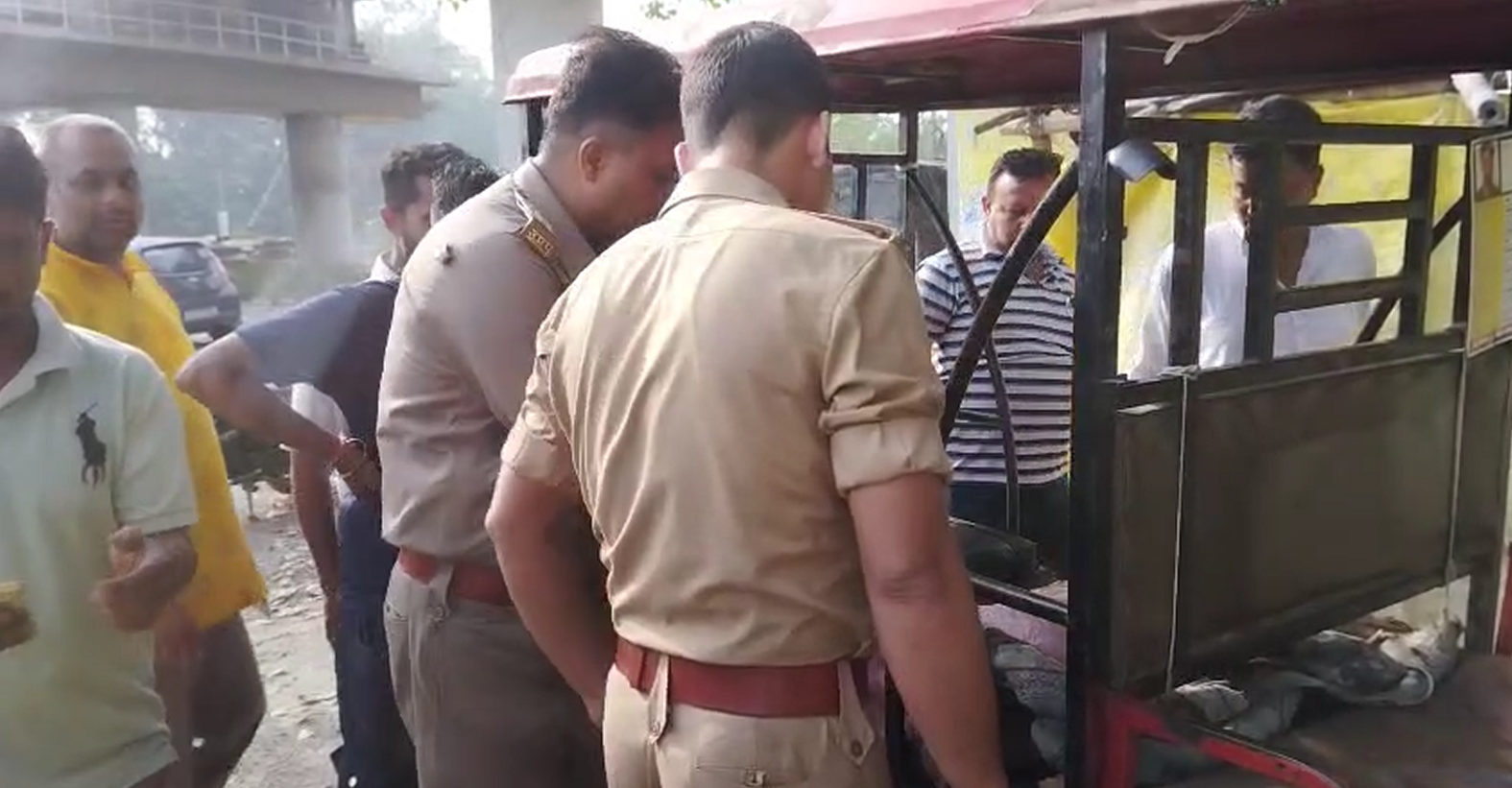 Swadeshi Jagran Manch stopped e-rickshaw, illegal meat found in sack
