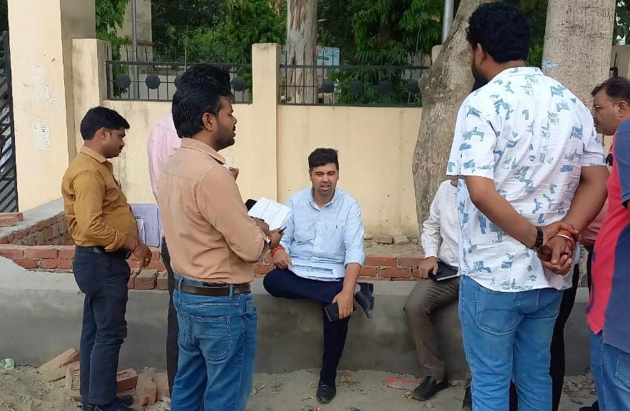 The District Magistrate conducted a surprise inspection of the construction work going on inside and outside the Collectorate premises