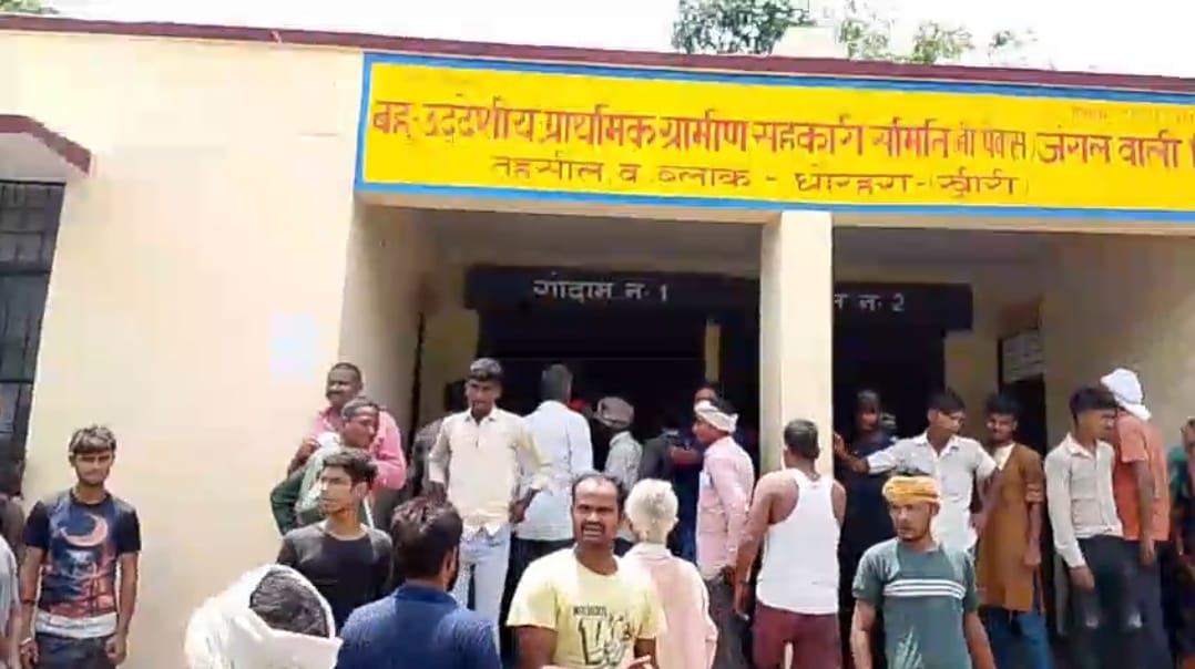 Farmers' voice bore fruit: Administration in action on Dhaurahra fertilizer scam, orders for investigation