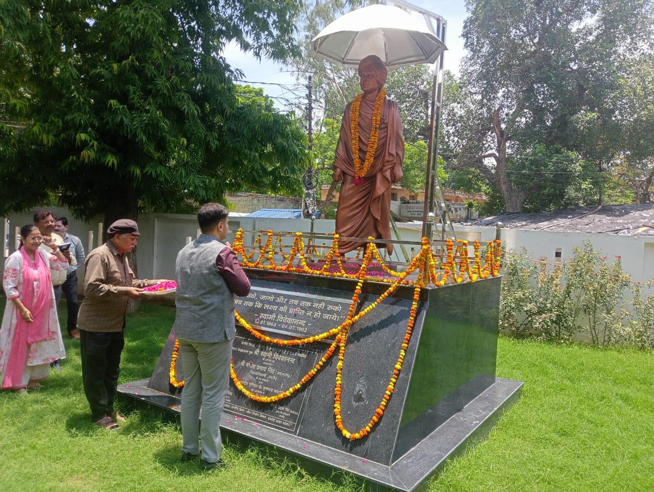 The District Magistrate offered floral tribute to Swami Vivekananda on his death anniversary