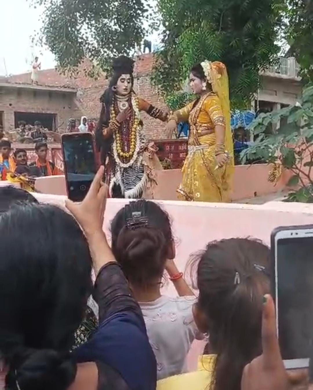 Hundreds of devotees took out Kavad Yatra from Shri Buddheshwar Nath temple located in Mahri today
