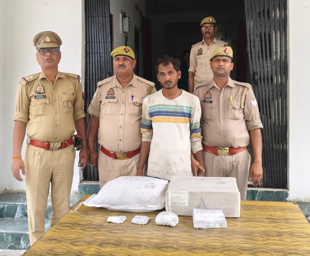42 bottles of country liquor and 1 kg 700 grams of ganja recovered from the smuggler