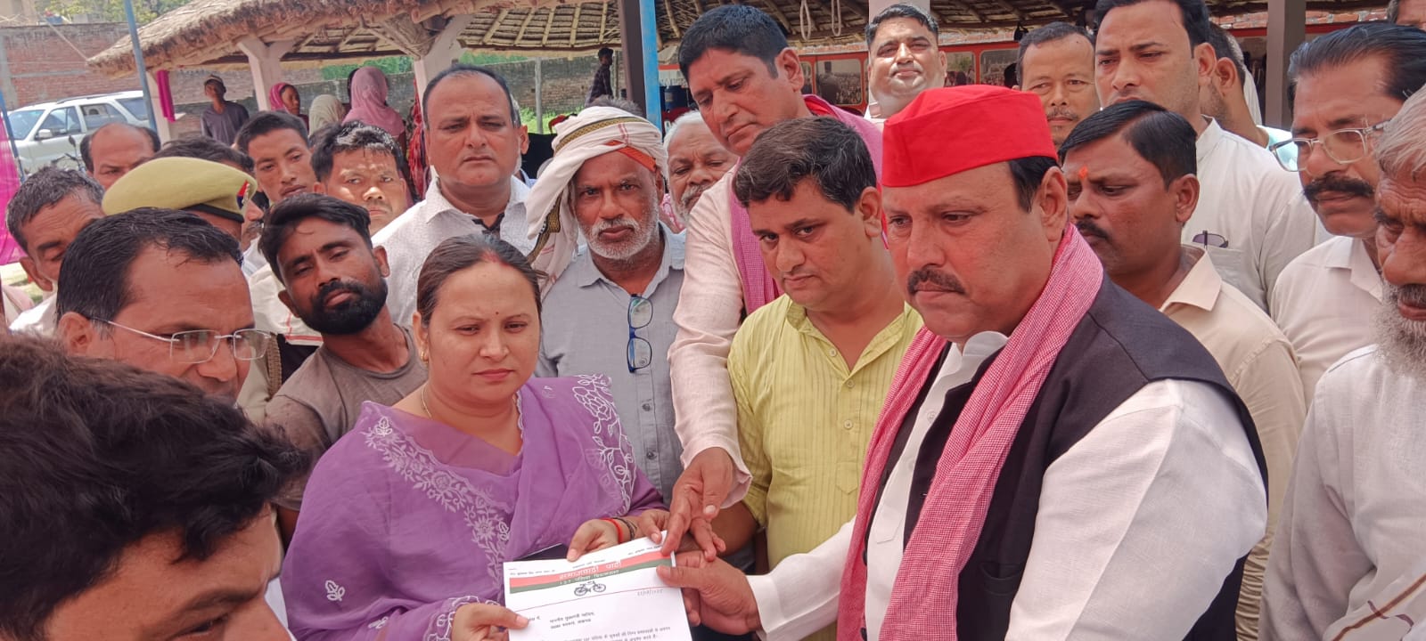 Samajwadi Party raised the demand for sugarcane payment and urea availability
