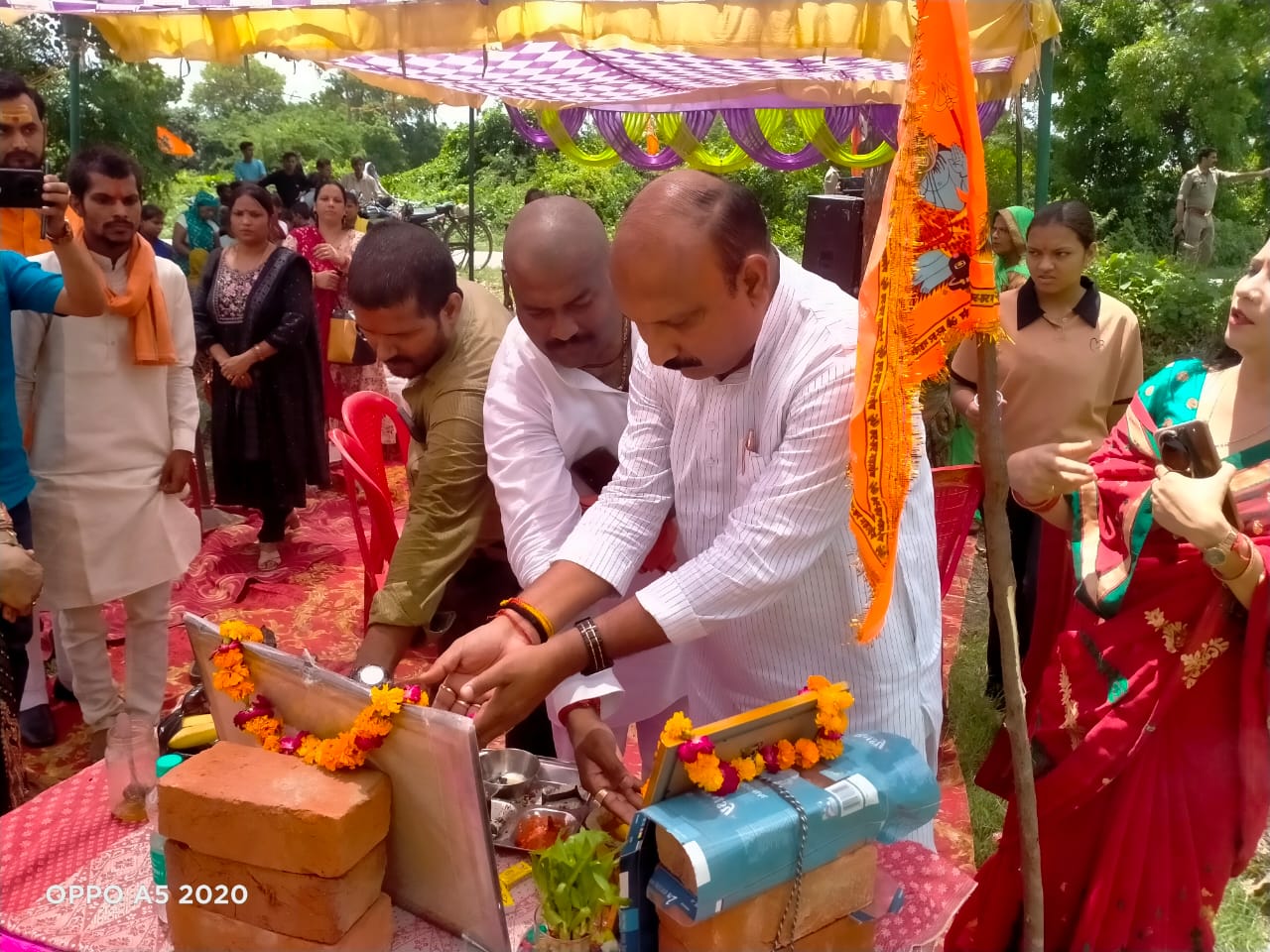 Food was provided to the Kanwadis, BJP District President boosted their enthusiasm