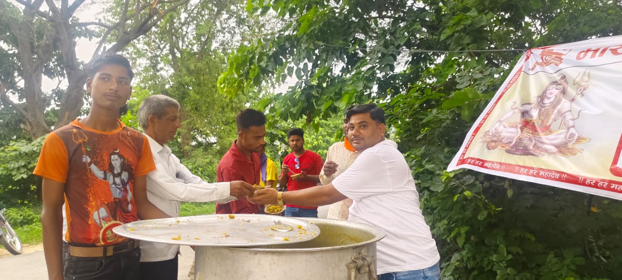 The team of Karni Seva distributed prasad to the devotees of Shiva