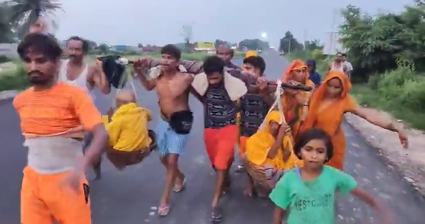 Shravan Kumar's tradition alive: Family members brought grandparents on foot from Soron to Etah by sitting them in a palanquin