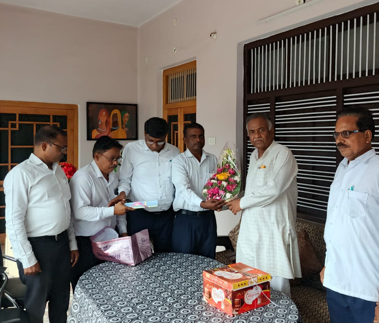 Manager and former MP Ravi Prakash Verma's birthday was celebrated with great enthusiasm in Krishak Samaj Inter College Gola