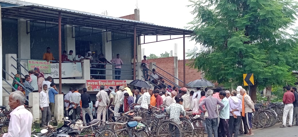 Shopkeepers charging arbitrary prices for fertilizers are upsetting farmers