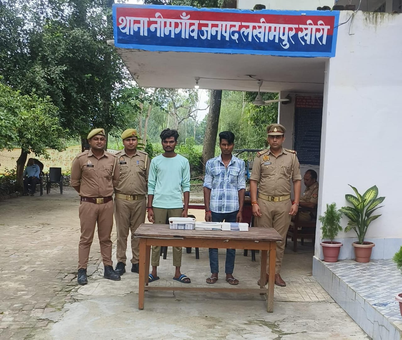Mobile theft case revealed in Neemgaon, two accused arrested, 9 mobiles and pistol recovered