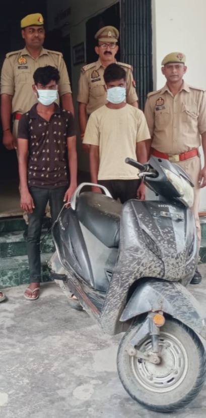 "Kachhauna police caught two miscreants with a stolen scooter"