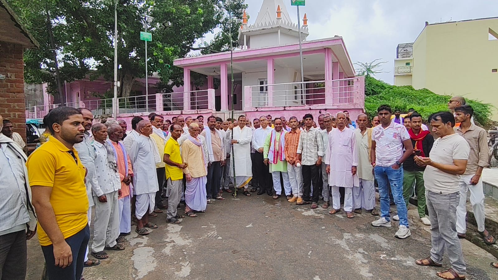 Senior BJP leader Rajesh Pathak reached the court of Mata Maan Devi carrying the Devi flag