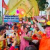Veerangana Sansthan distributed fruits and biscuits to the crowd gathered in Kanwar Yatra