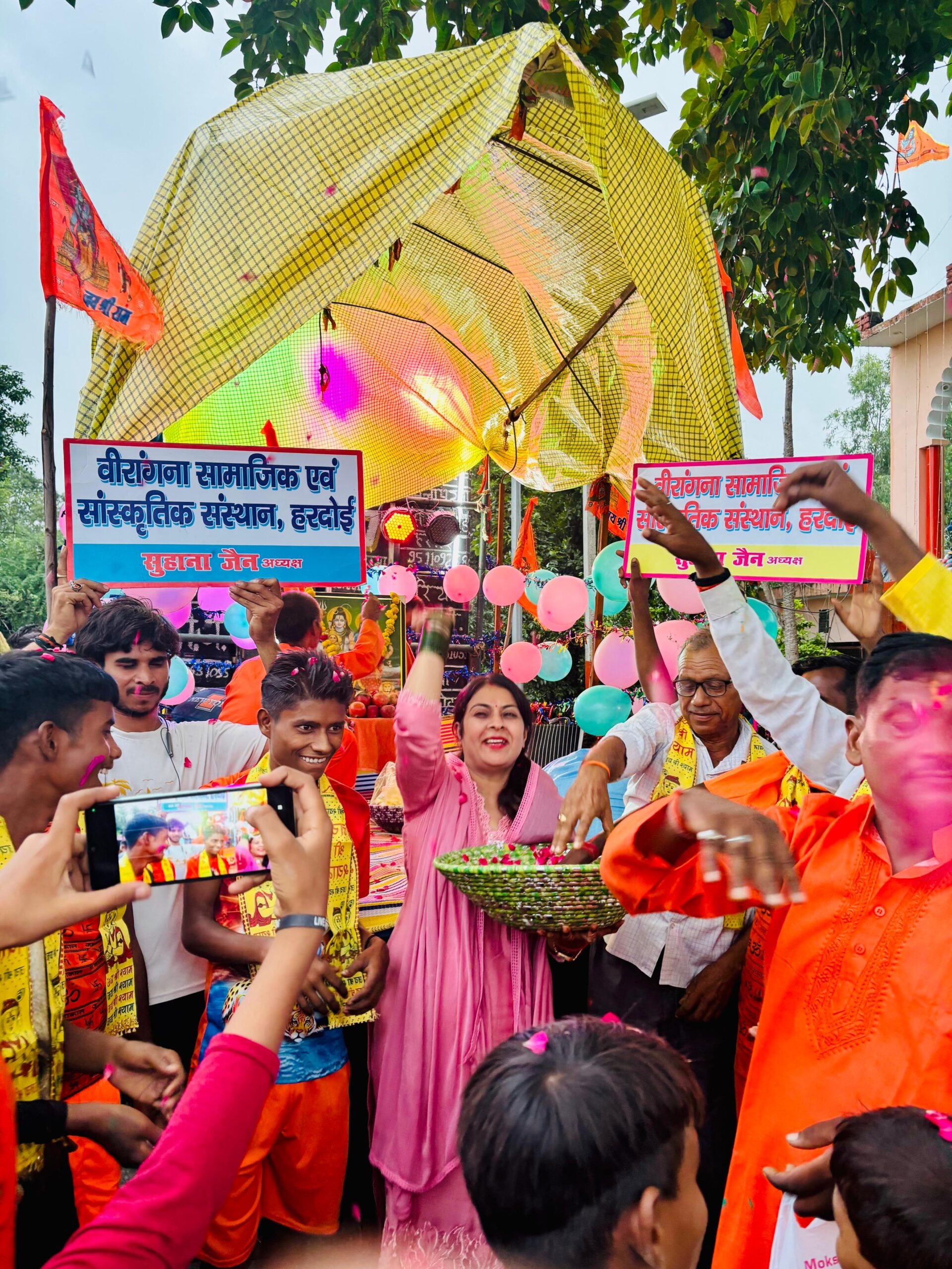 Veerangana Sansthan distributed fruits and biscuits to the crowd gathered in Kanwar Yatra