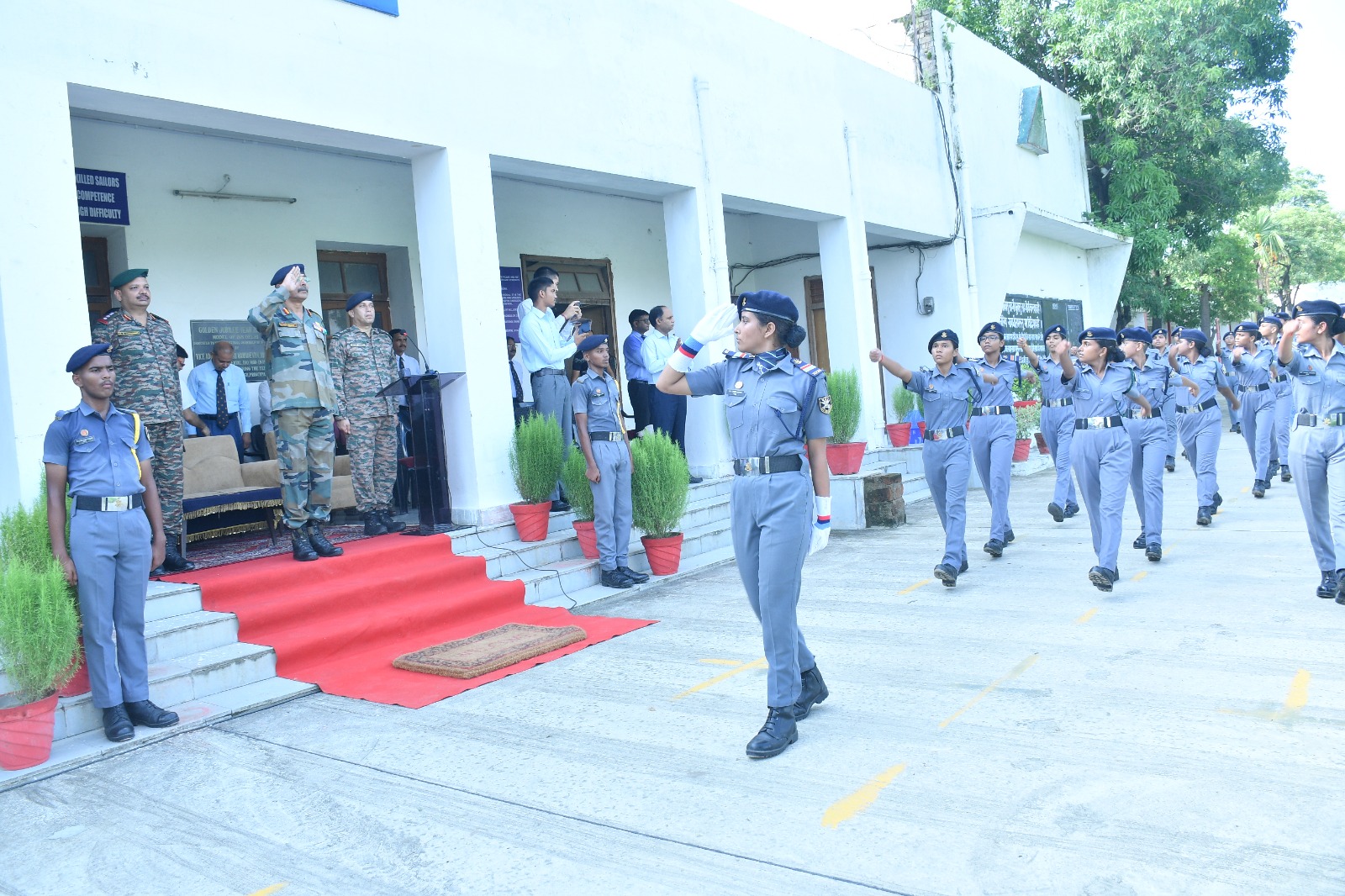 Captain Manoj Kumar Pandey hoisted the flag in Sainik School, patriotic slogans echoed