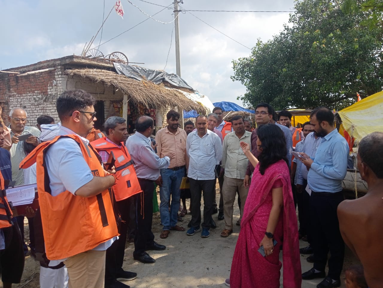 Divisional commissioner visited the flood affected areas of Bilgram