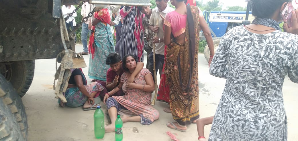 तेज रफ्तार डम्पर ने बाइक सवार को पीछे से कुचला मौके पर हुई मौत