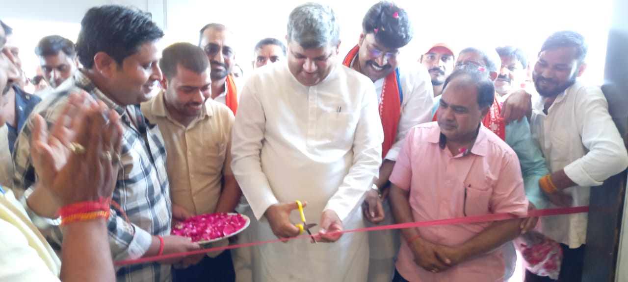 Cabinet Minister inaugurated Garv TVS showroom by cutting the ribbon