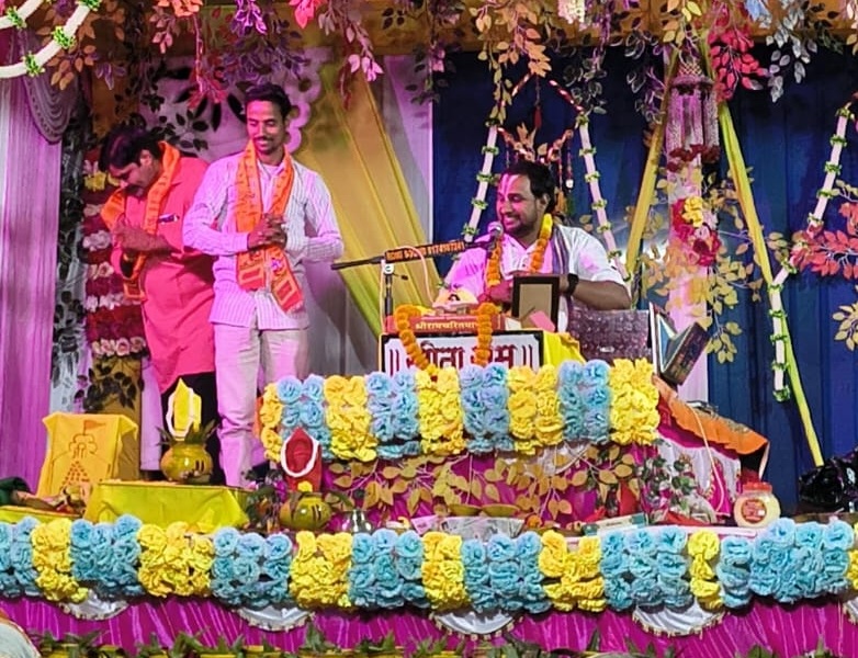 https://rashtriyaprastavana.com/in-the-ram-katha-being-held-in-village-kotbara-the-storyteller-narrated-the-marriage-of-shiva-and-parvati-on-the-second-day/