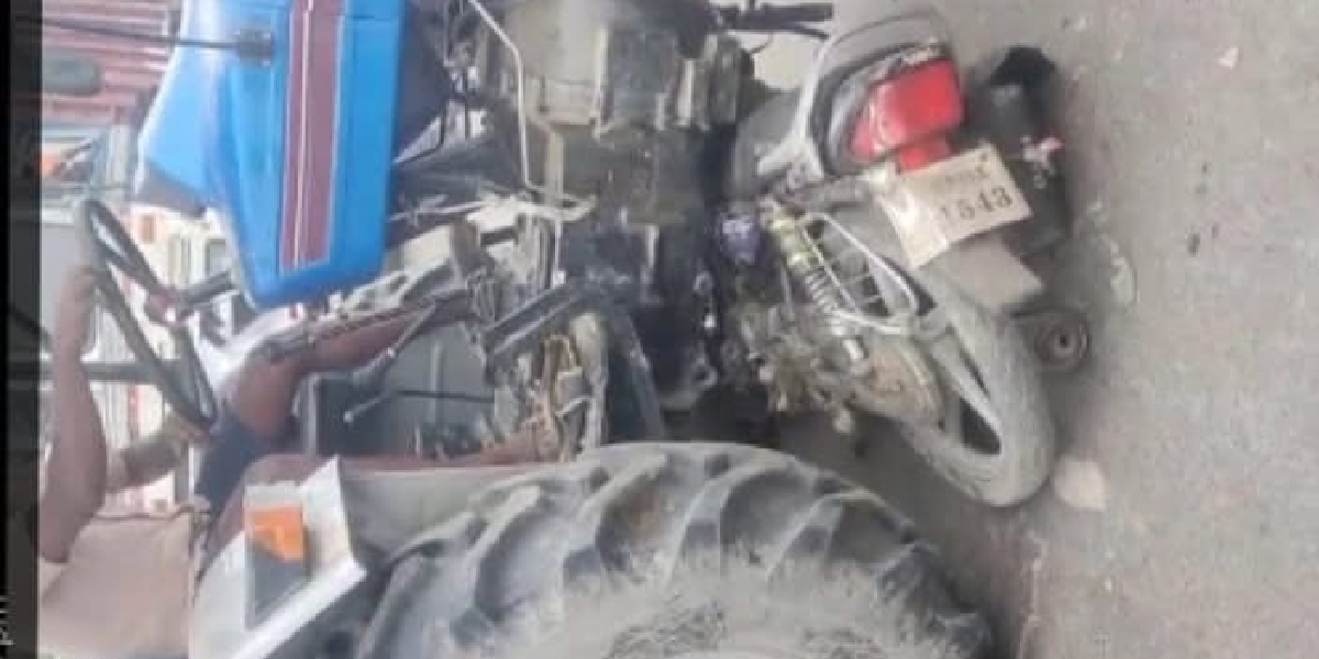 Tragic road accident on Dhaurahra-Nighasan highway, two youths seriously injured in tractor collision
