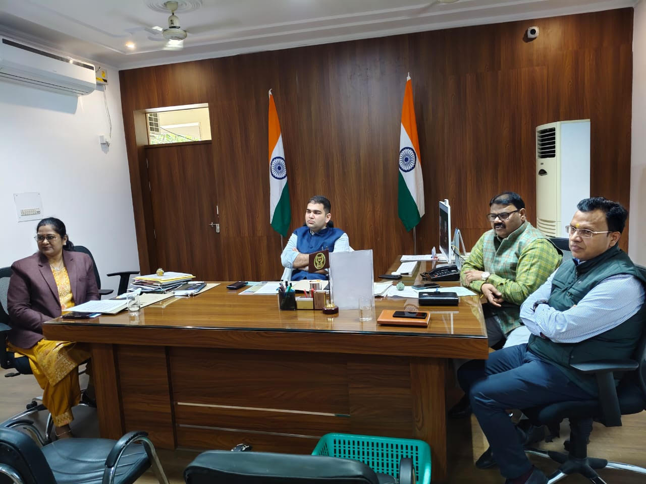 The District Magistrate held a meeting with representatives of political parties regarding special intensive review.