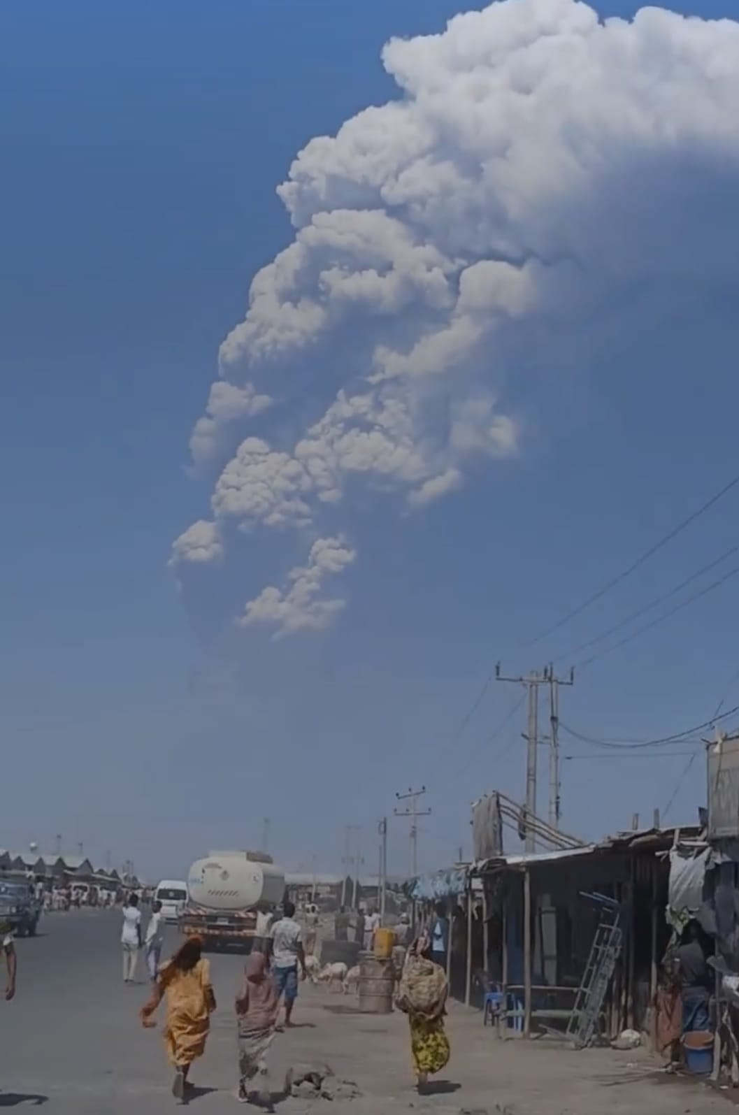 10 हजार साल बाद फटा ज्वालामुखी, इथियोपिया ज्वालामुखी राख, दिल्ली NCR में राख का गुबार, DGCA एडवाइजरी ज्वालामुखी, हेली गुब्बी ज्वालामुखी अपडेट, फ्लाइट रूट बदलाव राख, Volcano erupted after 10000 years, Ethiopia Helly Gubbi volcano ash, Delhi NCR volcanic ash cloud, DGCA advisory volcanic eruption, Flight rerouting due to ash, Volcanic ash India impact, ज्वालामुखी राख की तस्वीरें, दिल्ली में धुंध आसमान फोटो, इथियोपिया ज्वालामुखी फटने की इमेज, फ्लाइट रूट बदलाव, Volcanic ash cloud images, Delhi sky haze photos, Ethiopia volcano eruption pictures, Flight advisory ash cloud images, #VolcanoEruption, #10ThousandYearsVolcano, #DelhiNCRAsh, #EthiopiaVolcano, #DGCA, #AshCloud,