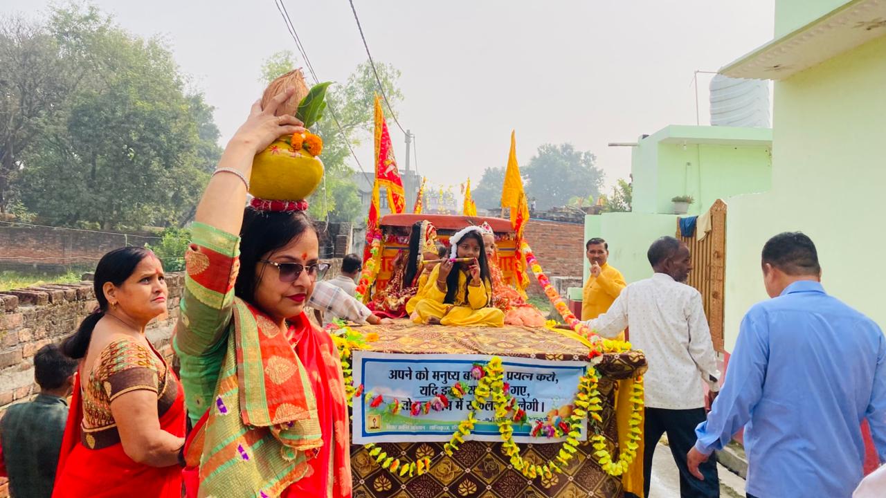A grand Kalash Yatra was organized in Nagar Panchayat Mailani, the city was immersed in devotion and faith.