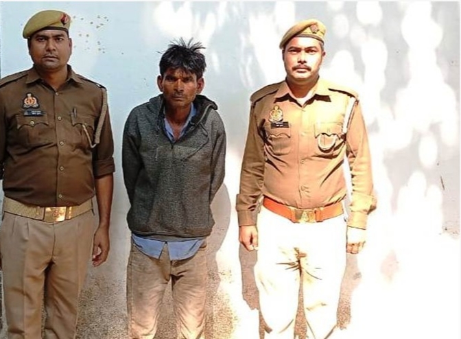 Gola police arrested the warrant accused, Bhaithia resident Farukh was arrested and handed over to the court.