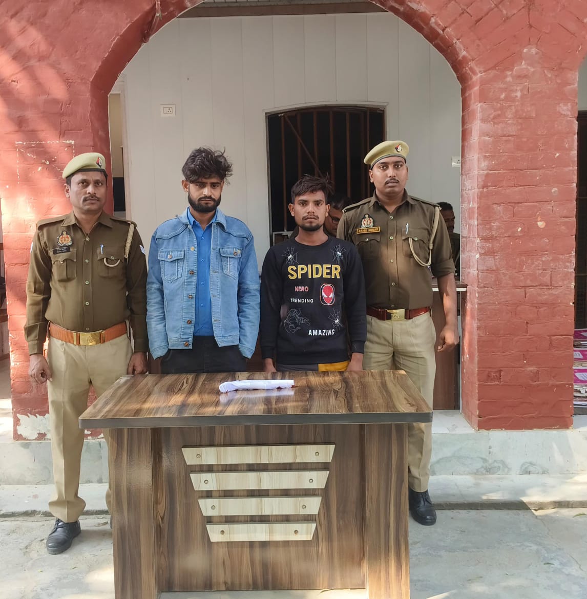 Pasgwan police arrested two wanted accused with pistols and cartridges.