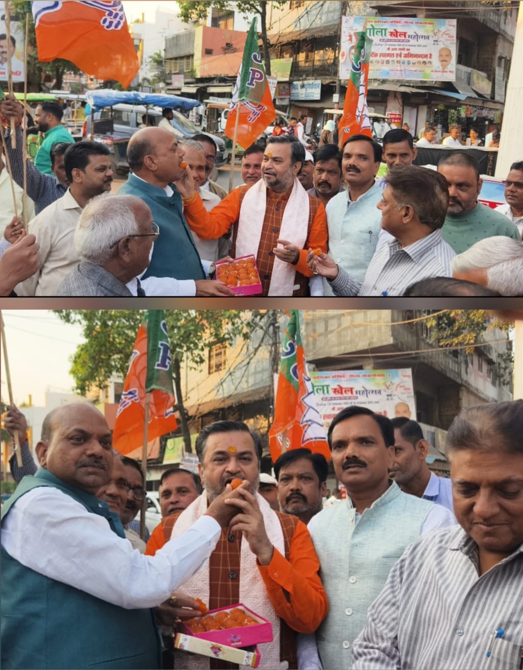The massive victory in Bihar was celebrated at Sadar Square under the leadership of BJP State General Secretary Anoop Gupta.