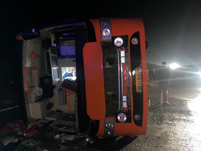 कानपुर बस हादसा, आगरा-लखनऊ एक्सप्रेसवे दुर्घटना, स्लीपर बस पलटी, 3 की मौत 25 घायल, कानपुर सड़क हादसा, दिल्ली से बिहार बस हादसा, यूपी रोड एक्सीडेंट, कानपुर लाइव अपडेट, बस ड्राइवर झपकी हादसा, हैलट अस्पताल कानपुर, Kanpur bus accident, Agra Lucknow expressway accident, Sleeper bus overturned, 3 dead 25 injured, Kanpur road accident news, Delhi to Bihar bus accident, UP road accident update, Kanpur live news, Driver drowsy accident, Halat hospital Kanpur, कानपुर बस एक्सीडेंट फोटो, स्लीपर बस पलटी तस्वीरें, एक्सप्रेसवे दुर्घटना इमेज, घायल यात्रियों की तस्वीर, बस हादसा कानपुर 2025, अस्पताल में भर्ती घायलों की फोटो, Kanpur bus accident images, Sleeper bus overturned photo, Expressway crash pictures, Injured passengers images, Kanpur accident 2025 photos, #कानपुरबसहादसा #KanpurBusAccident #AgraLucknowExpressway #RoadAccident #UPNews #BreakingNews #SleeperBusOverturned #3Dead25Injured #UttarPradeshNews #KanpurLiveUpdate #BusAccidentToday #DelhiToBiharBus #EmergencyResponse #HalletHospital #YatraAccident #IndianRoadAccident #UPExpressway