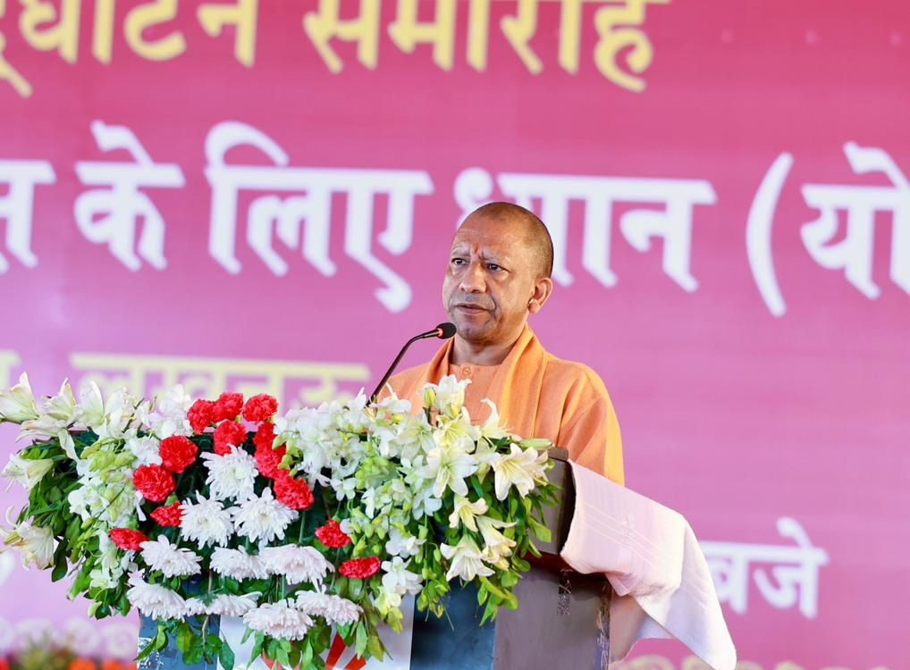 राष्ट्रपति द्रौपदी मुर्मू लखनऊ ब्रह्माकुमारीज समागम राष्ट्रपति द्रौपदी मुर्मू लखनऊ ब्रह्माकुमारीज समागम में बोलीं—‘आगे बढ़ने से पहले भीतर झांकना जरूरी’ राष्ट्रपति द्रौपदी मुर्मू लखनऊ ब्रह्माकुमारीज समागम में पहुंचीं और राजयोग प्रशिक्षण केंद्र का उद्घाटन किया। उन्होंने कहा कि आज के समय में आगे बढ़ने से अधिक भीतर झांकने की जरूरत है। राष्ट्रीय शिक्षा नीति मूल्य-आधारित शिक्षा को बढ़ावा देती है। लखनऊ। राष्ट्रपति द्रौपदी मुर्मू लखनऊ ब्रह्माकुमारीज समागम में बुधवार को पहुँचीं, जहां उन्होंने सुल्तानपुर रोड स्थित गुलजार उपवन में नव निर्मित राजयोग प्रशिक्षण केंद्र का उद्घाटन किया। अपने संबोधन में राष्ट्रपति ने कहा कि “आज के समय में केवल आगे बढ़ना पर्याप्त नहीं, बल्कि अपने भीतर झांकने की यात्रा शुरू करना अनिवार्य है।” उन्होंने कहा कि शांति और सुख बाहरी साधनों से नहीं बल्कि आंतरिक मन की अवस्था से उत्पन्न होते हैं। राष्टपति ने राष्ट्रीय शिक्षा नीति को मूल्य-आधारित शिक्षा की दिशा में अहम कदम बताया और कहा कि भारत ने G-20 के माध्यम से वन वर्ल्ड, वन अर्थ, वन फैमिली का संदेश देकर वैश्विक एकता को नई दिशा दी। समागम में उपस्थित साधकों और अतिथियों का उत्साह देखते हुए राष्ट्रपति ने कहा कि ब्रह्माकुमारीज का मिशन गांव-गांव तक शांति और प्रेम का संदेश पहुँचाने में महत्वपूर्ण भूमिका निभा रहा है। राष्ट्रपति ने कार्यक्रम में उपस्थित हजारों साधकों और आम नागरिकों को संबोधित करते हुए कहा कि आज के समय में केवल आगे बढ़ने पर ज़ोर नहीं बल्कि अपने भीतर झांकने की आवश्यकता है। उन्होंने ब्रह्माकुमारीज द्वारा शिक्षा और स्वास्थ्य के क्षेत्र में किए जा रहे प्रयासों की प्रशंसा की और कहा कि संस्था द्वारा गांव-गांव में किये जा रहे आत्म-विश्वास व एकता प्रसार के काम का महत्त्वपूर्ण योगदान है। ब्रह्माकुमारीज के सांस्कृतिक प्रस्तुति कार्यक्रमों और पारंपरिक वाद्यों ने कार्यक्रम को और भव्य बनाया। कार्यक्रम के दौरान राष्ट्रपति ने ब्रह्माकुमारीज के नए राजयोग प्रशिक्षण केंद्र का उद्घाटन किया — यह केंद्र बड़े पैमाने पर ध्यान और वैल्यू शिक्षा के प्रसार के लिए बनता है और बताया जा रहा है कि यहाँ एक समय में डेढ़ लाख तक लोग अभ्यास कर सकेंगे । कार्यक्रम में अनेक VIP और आम सदस्य शामिल थे; प्रशासन ने सुरक्षा-व्यवस्था और यातायात नियंत्रण हेतु विस्तृत बंदोबस्त किये राष्ट्रपति के स्वागत के लिए विशेष सांस्कृतिक प्रस्तुतियाँ भी हुईं, जिसमें मथुरा से आए कलाकारों ने रासलीला प्रस्तुत की। राष्ट्रपति का यह दौरा राज्य के लिए प्रशासनिक व सांस्कृतिक दृष्टि से भी महत्वपूर्ण है — उनके कार्यक्रम में राजभवन और अन्य आधिकारिक मुलाकातें भी शामिल हैं। योगी मन की गंदी प्रवृत्तियां, योगी ब्रह्माकुमारी उद्बोधन, मन आतंकवाद का कारण योगी, राजयोग लखनऊ कार्यक्रम, Yogi mind causes terrorism, CM Yogi Brahma Kumaris address, mind and terrorism statement, Rajyog Lucknow event, योगी ब्राह्माकुमारी समागम फोटो, सीएम योगी भाषण इमेज, CM Yogi speech image, Brahma Kumaris event Yogi image, #CMYogi, #MindAndTerrorism, #Rajyog, #BrahmaKumaris,