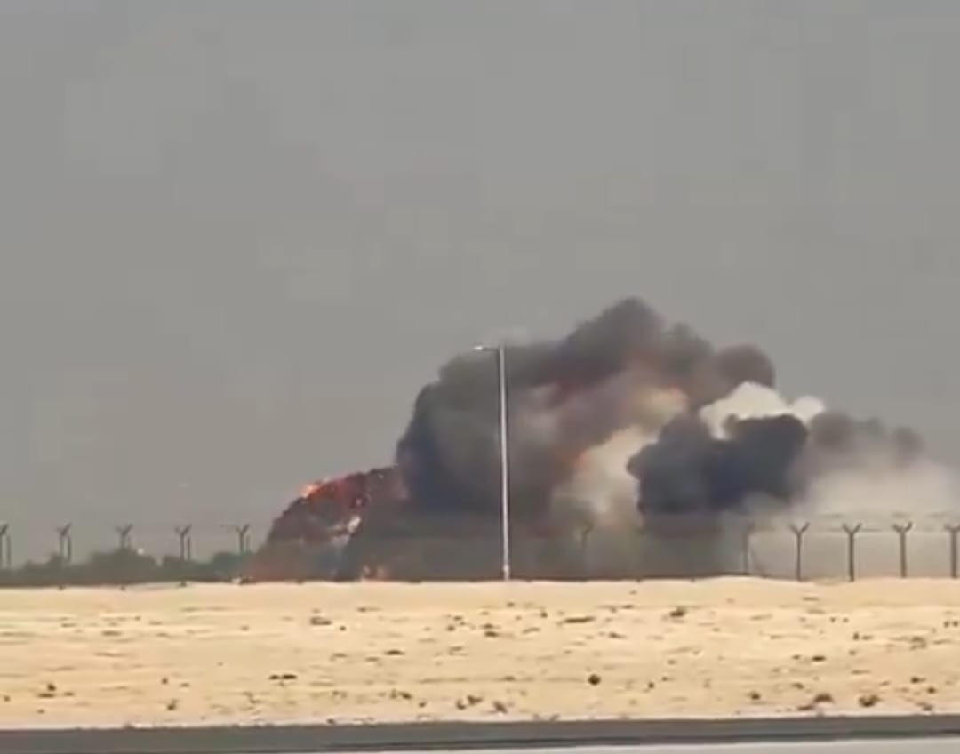 दुबई एयर शो तेजस क्रैश, तेजस विमान हादसा, दुबई एयर शो दुर्घटना, भारतीय तेजस क्रैश खबर, दुबई एयरपोर्ट तेजस हादसा, Dubai Air Show Tejas Crash, Tejas Fighter Jet Crash, Indian Tejas Crash Dubai, Dubai Air Show Accident, Tejas Demo Flight Crash, तेजस क्रैश फोटो, दुबई एयर शो हादसे की तस्वीर, तेजस विमान धुआं, क्रैश साइट दुबई, डेमो फ्लाइट दुर्घटना, Tejas crash image, Dubai Air Show crash photo, Tejas smoke trail, Dubai runway accident image, Fighter jet crash Dubai, #DubaiAirShowTejasCrash, #TejasCrash, #DubaiAirShow, #IndianFighterJet, #TejasLCA,