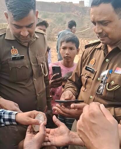 यूपी में बर्फ गिरना, बदायूं बर्फ की सिल्ली, आसमान से बर्फ गिरी यूपी, बदायूं ताज़ा खबर, यूपी मौसम अपडेट, ईंट भट्ठे पर बर्फ, एक क्विंटल बर्फ यूपी, बर्फ की सिल्ली जांच, Uttar Pradesh news today, बदायूं पुलिस जांच, Ice chunk falls from sky in UP, Badaun ice block incident, UP weather news, 1 quintal ice fall India, Sky ice fall investigation, Badaun breaking news, Uttar Pradesh climate update, Ice slab fell from sky, Police probe Badaun case, Unusual weather event India, बर्फ की सिल्ली फोटो यूपी, बदायूं बर्फ तस्वीर, ईंट भट्ठे पर बर्फ की इमेज, ग्रामीण बर्फ पकड़े हुए फोटो, पुलिस जांच स्थल की तस्वीर, Ice chunk image UP, Badaun ice block photo, Brick kiln ice slab picture, Villagers holding ice image, Police investigation spot photo, #BadaunNews, #UPBreaking, #IceChunk, #SkyIceFall, #UPWeather, #UttarPradeshNews, #BadaunIncident, #IceSlabFall, #BrickKilnNews, #ViralNewsUP,