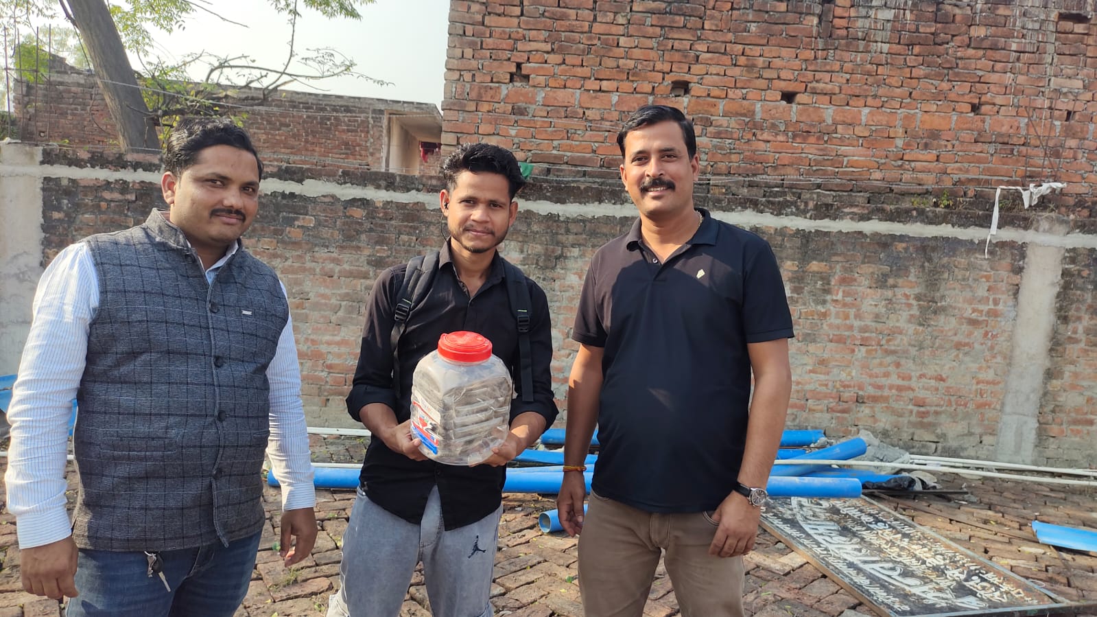 Panic in Basant Singh Market: Snake friend Kuldeep rescues venomous cobra in few minutes