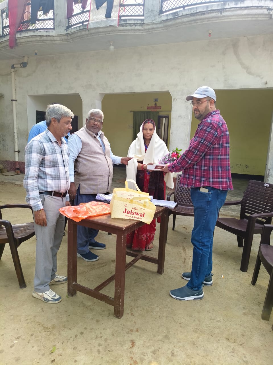 BLOs who performed well at the booth were honoured with certificates.