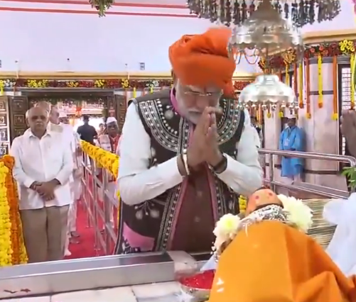 PM मोदी गुजरात दौरा, पंडोरी माता पूजा, देवमोगरा मंदिर नर्मदा, बुलेट ट्रेन प्रोजेक्ट गुजरात, मुंबई-अहमदाबाद हाई-स्पीड रेल, आदिवासी कुलदेवी पंडोरी माता, गुजरात राजनीति अपडेट, पीएम मोदी सूरत दौरा, हाई स्पीड रेल समीक्षा, गुजरात समाचार, PM Modi Gujarat Visit, Pandori Mata Worship, DevMogra Temple Narmada, Bullet Train Project India, Mumbai Ahmedabad High Speed Rail, Tribal Goddess Pandori Mata, Modi Surat Tour, High Speed Rail Corridor Review, Gujarat News Update, PM मोदी पूजा फोटो, देवमोगरा मंदिर तस्वीर, हाई-स्पीड रेल कॉरिडोर निरीक्षण, PM Modi Worship Image, DevMogra Temple Photo, High Speed Rail Inspection Visual, #PMModi, #GujaratVisit, #PandoriMata, #DevMograTemple, #BulletTrainProject, #HighSpeedRail, #SuratNews, #NarmadaDistrict, #IndianRailways, #TribalCommunity,